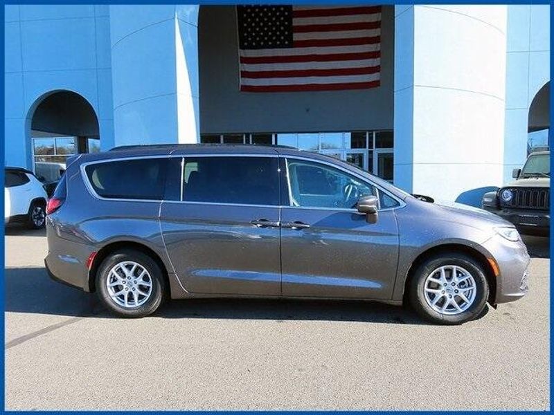 2022 Chrysler Pacifica Touring LImage 2