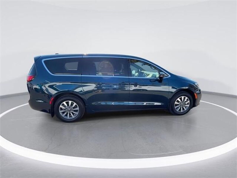 2025 Chrysler Pacifica Plug-in Hybrid SelectImage 9