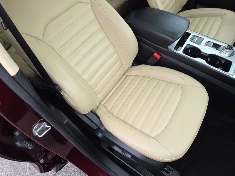 2022 Ford Edge SEL photo 16
