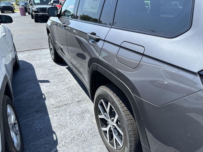 New 2025 Jeep Grand Cherokee L Limited 4x4Image 10