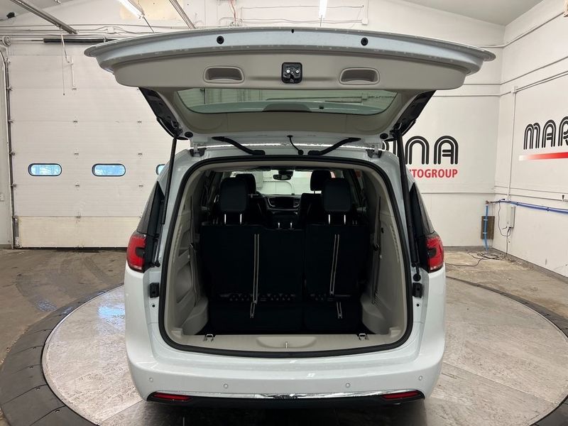 2023 Chrysler Pacifica Touring LImage 11