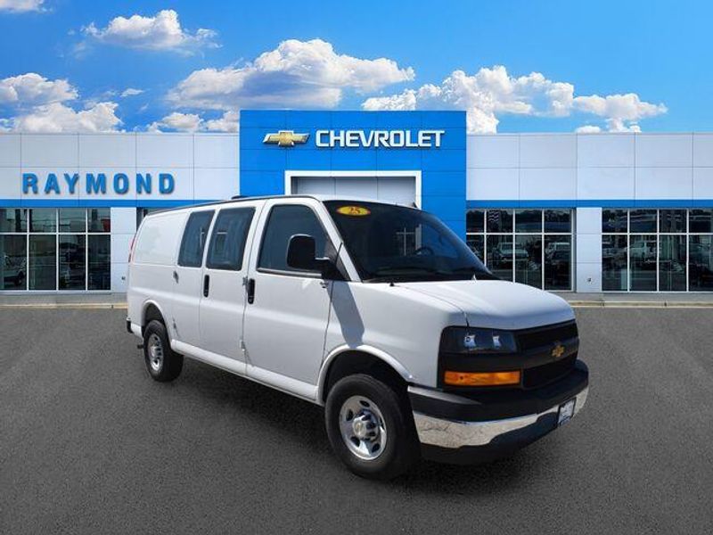 New 2025 Chevrolet Express 3500 Work VanImage 1