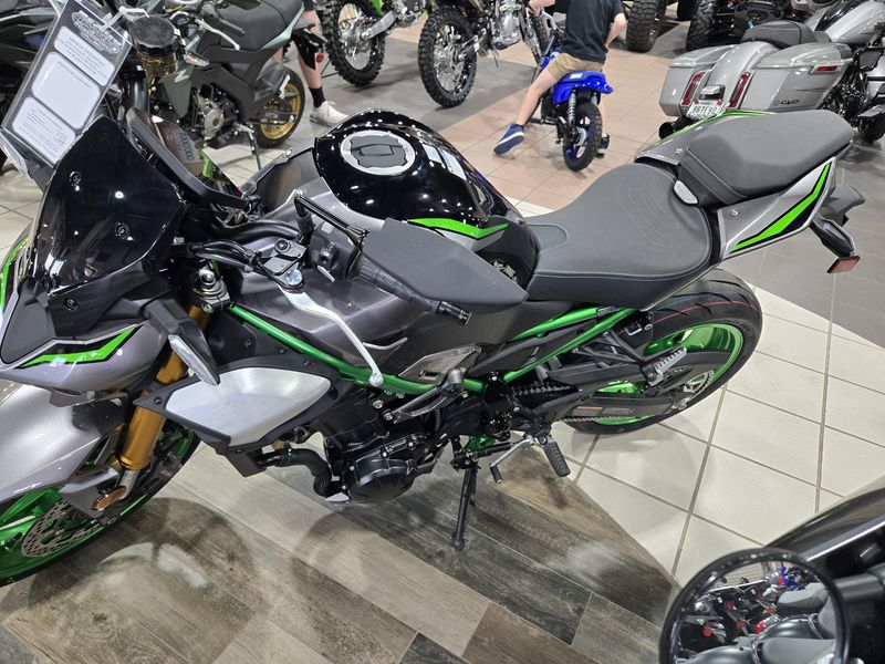New 2025 Kawasaki Z900 SE ABS METALLIC MATTE GRAPHITE GRAY AND EBONY AND METALLIC GRAPHITE GRAY Image 20
