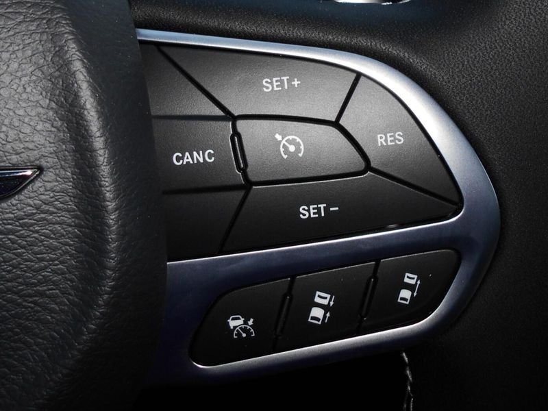 2025 Chrysler Voyager LxImage 17