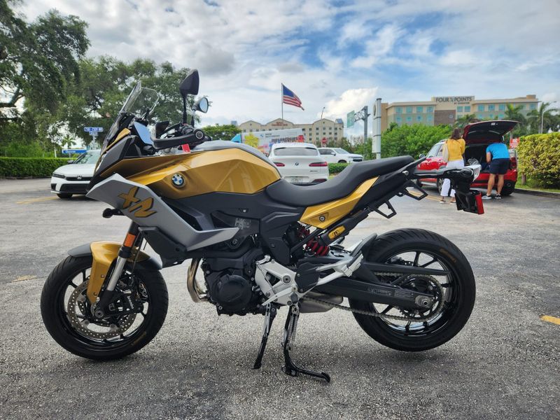 2021 BMW F 900 XR Image 1