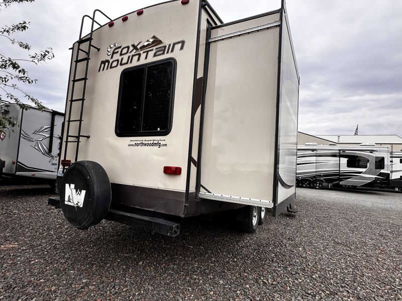 Used 2016 FOX MOUNTAIN 335BHS Image 5
