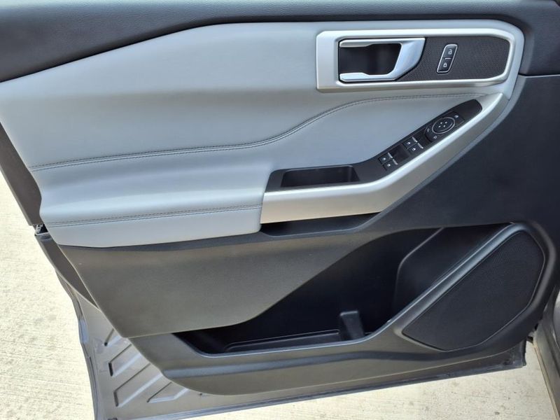 2023 Ford Explorer XLTImage 16