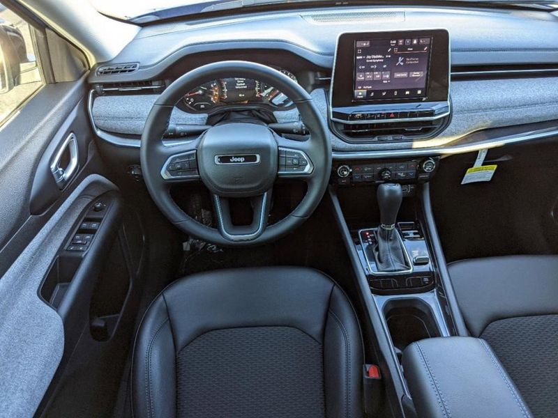 2022 Jeep Compass Latitude 4x4 in a Laser Blue Pearl Coat exterior color and Blackinterior. Johnson Dodge 601-693-6343 pixelmotiondemo.com 