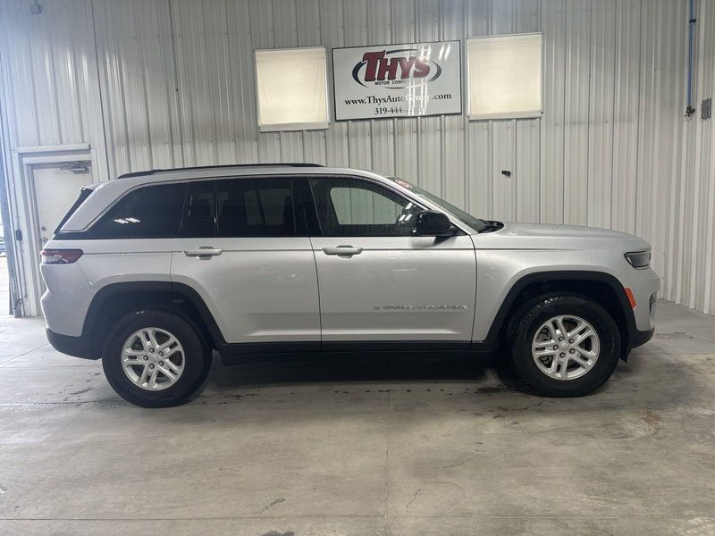 2023 Jeep Grand Cherokee LaredoImage 1