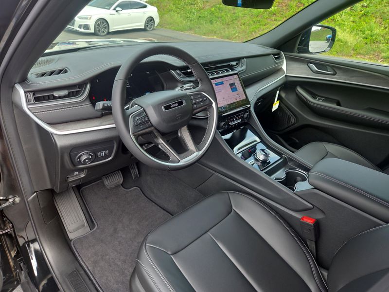 2025 Jeep Grand Cherokee Limited photo 8