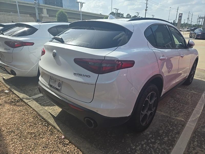 2022 Alfa Romeo Stelvio SprintImage 3