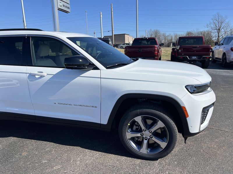 New 2026 Jeep Grand Cherokee L Limited 4x4Image 4