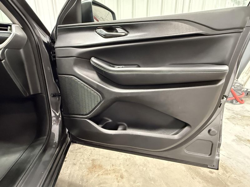 Used 2023 Jeep Grand Cherokee LaredoImage 13
