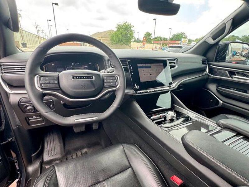 2023 Jeep Wagoneer BaseImage 9