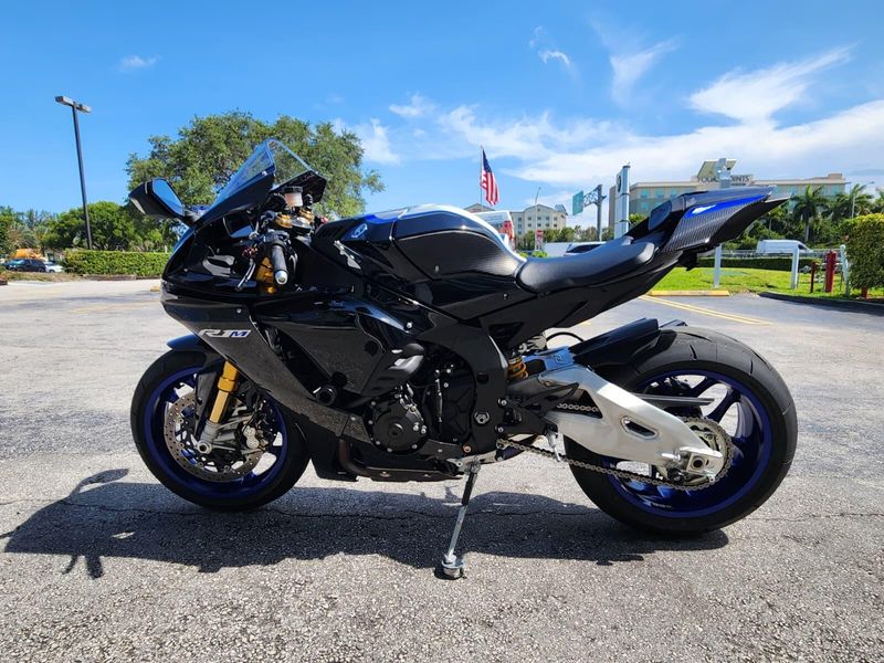 Used 2021 Yamaha YZF-R1M Image 5
