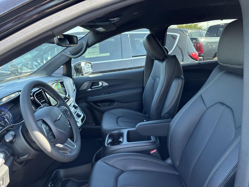 New 2026 Chrysler Pacifica SelectImage 26