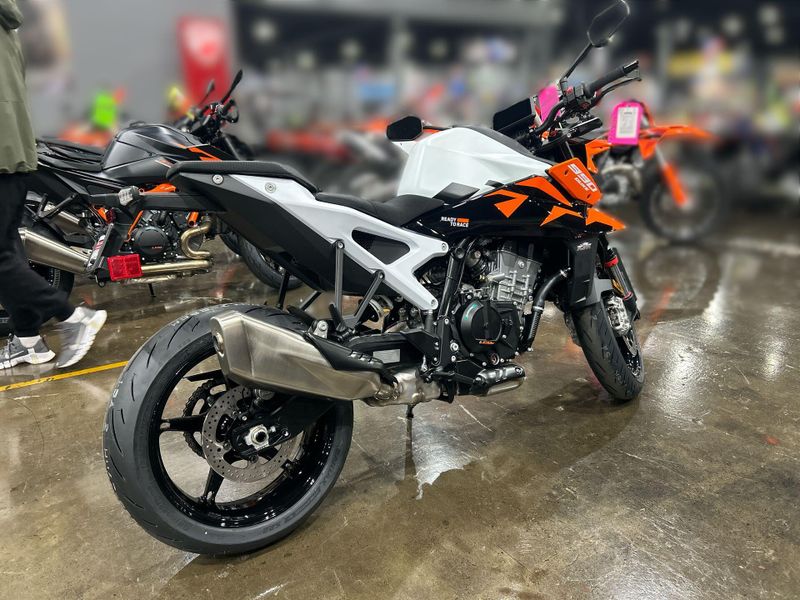 New 2027 KTM 990 DUKE Image 11