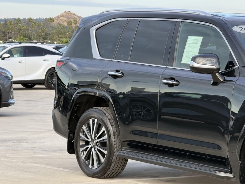Used 2024 Lexus LX 600 PremiumImage 5