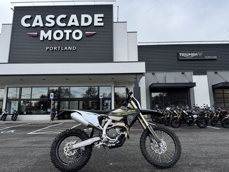 2026 Triumph TF250E - JET BLACK - PURE WHITE 