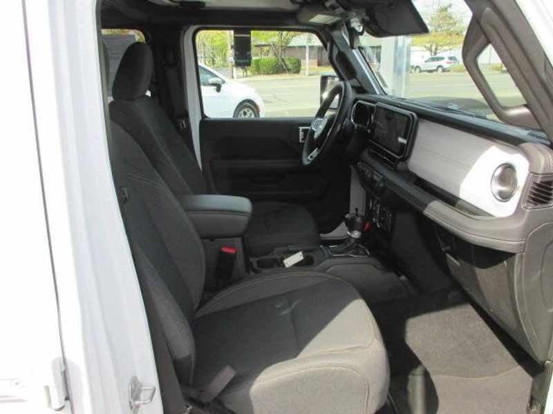 Used 2025 Jeep Wrangler SaharaImage 25