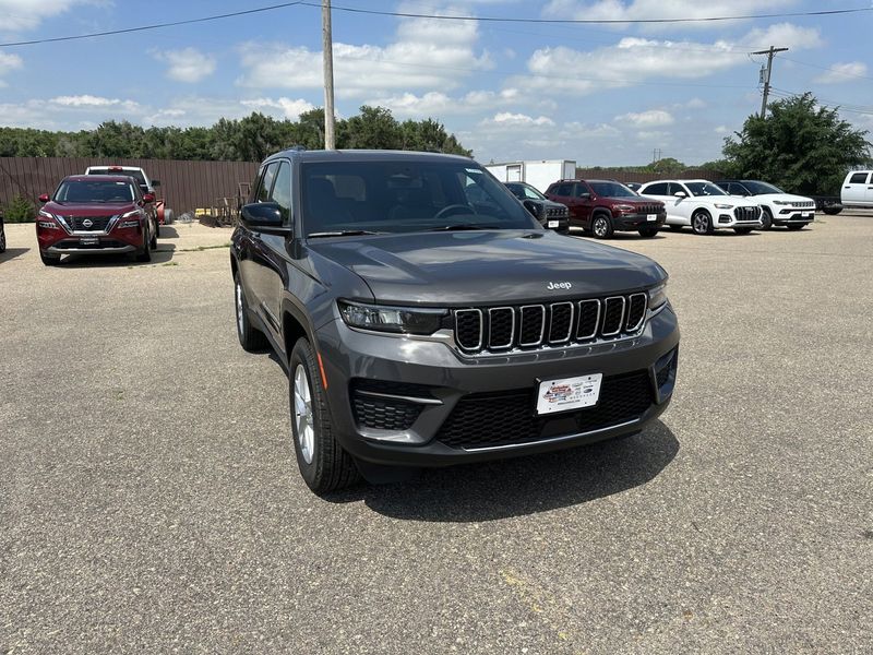 2024 Jeep Grand Cherokee Laredo X 4x4Image 2