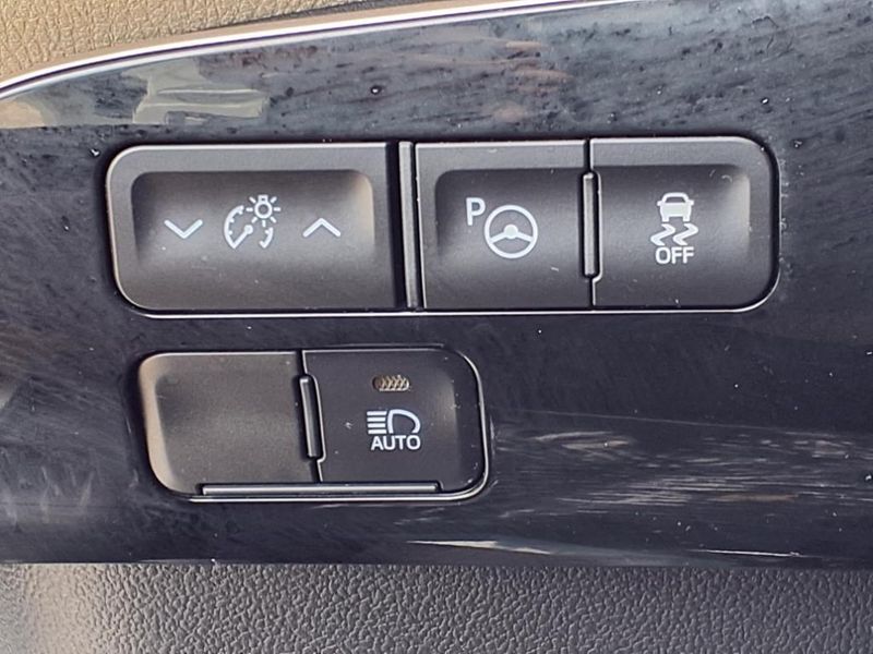 Used 2020 Toyota Prius LEImage 24
