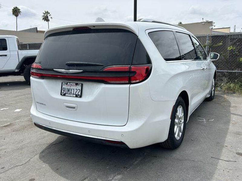 Used 2021 Chrysler Pacifica Touring LImage 2