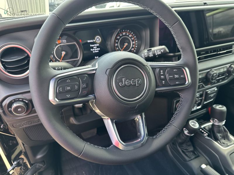 New 2025 Jeep Wrangler 4-door SaharaImage 22
