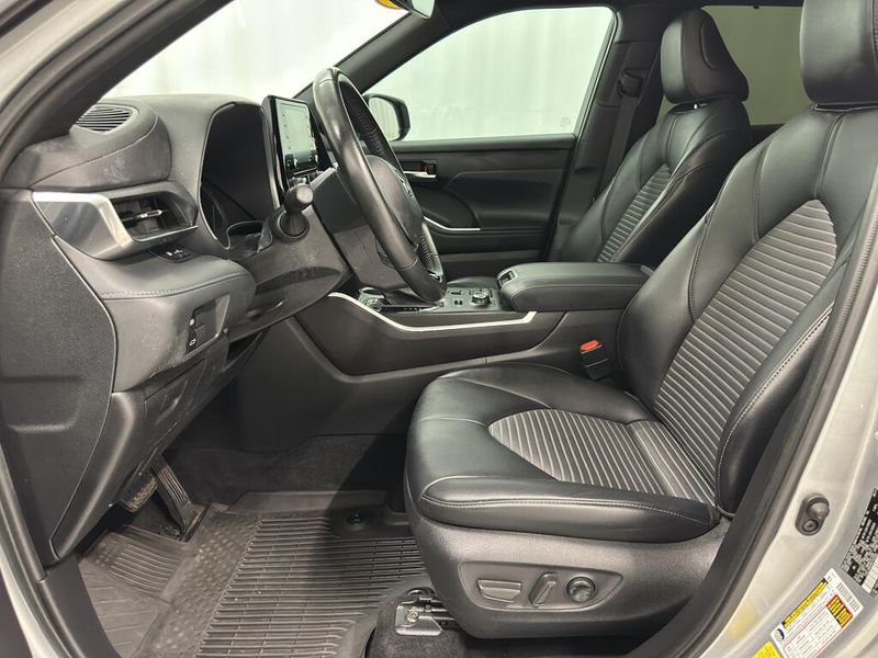2021 Toyota Highlander XSE photo 12