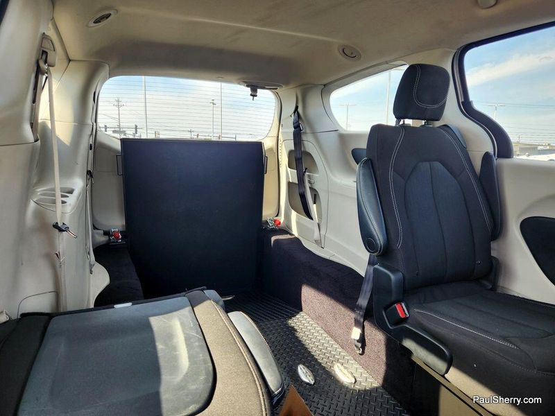 2023 Chrysler Voyager LXImage 49