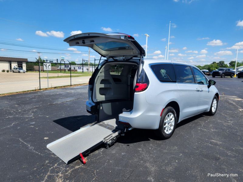 Used 2024 Chrysler Pacifica Touring L