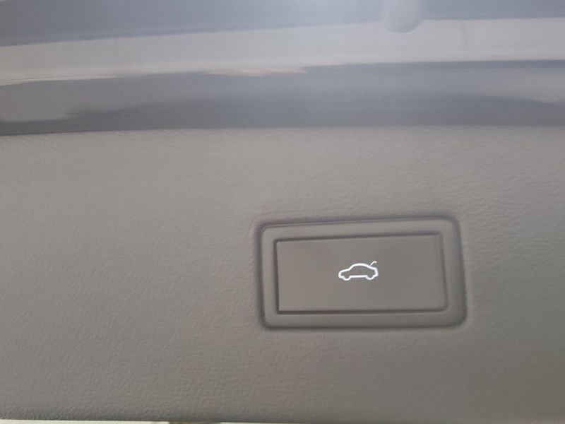 Used 2024 Volkswagen Tiguan SE AWD R-Line Black w/SunroofImage 17