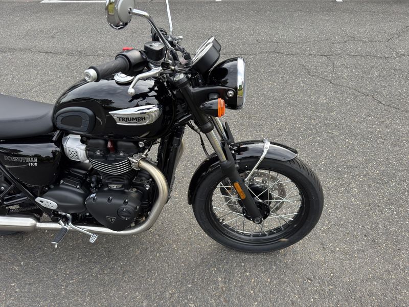 2025 Triumph Bonneville T100 - JET BLACK 