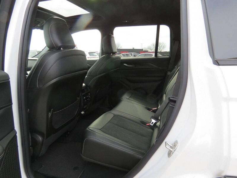 Used 2025 Jeep Grand Cherokee Altitude 4x4 4dr SUVImage 14