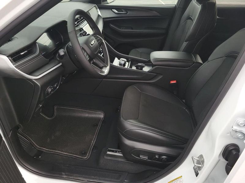 2025 Jeep Grand Cherokee L Altitude X 4x4Image 24