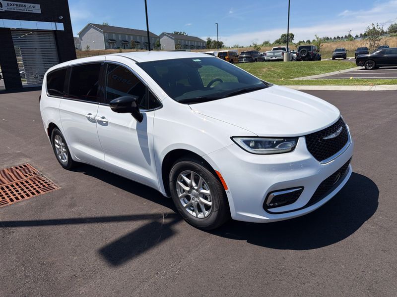 New 2026 Chrysler Pacifica SelectImage 29