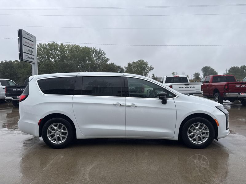 New 2027 Chrysler Pacifica SelectImage 35
