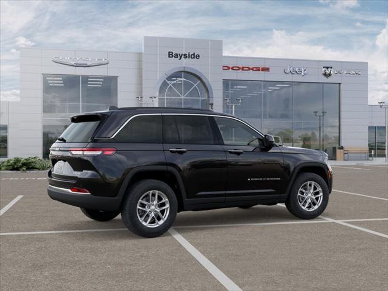 2025 Jeep Grand Cherokee Laredo photo 4