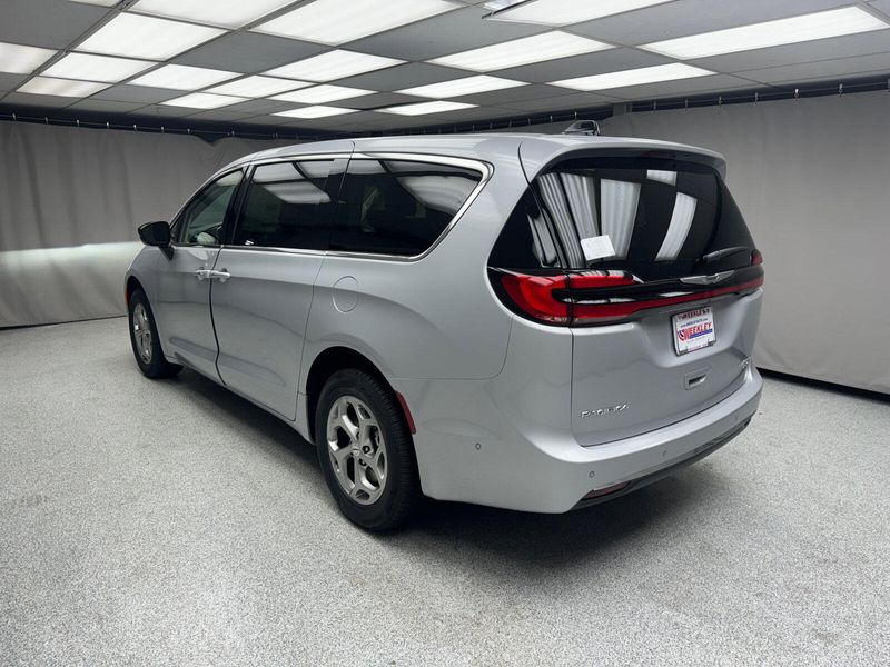 2024 Chrysler Pacifica Limited AwdImage 2