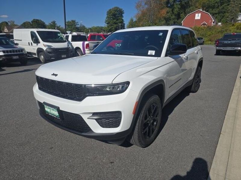 2025 Jeep Grand Cherokee Altitude photo 3