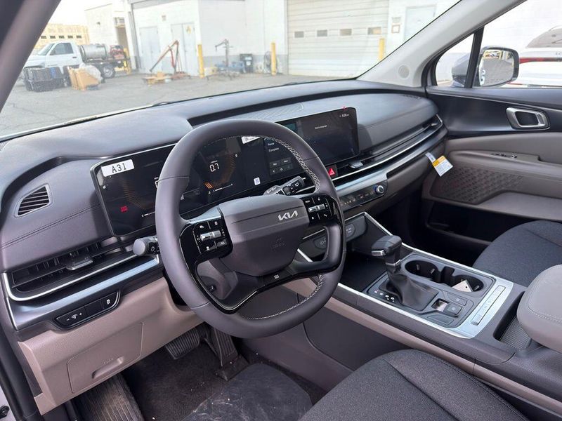 New 2027 Kia Carnival LXImage 10