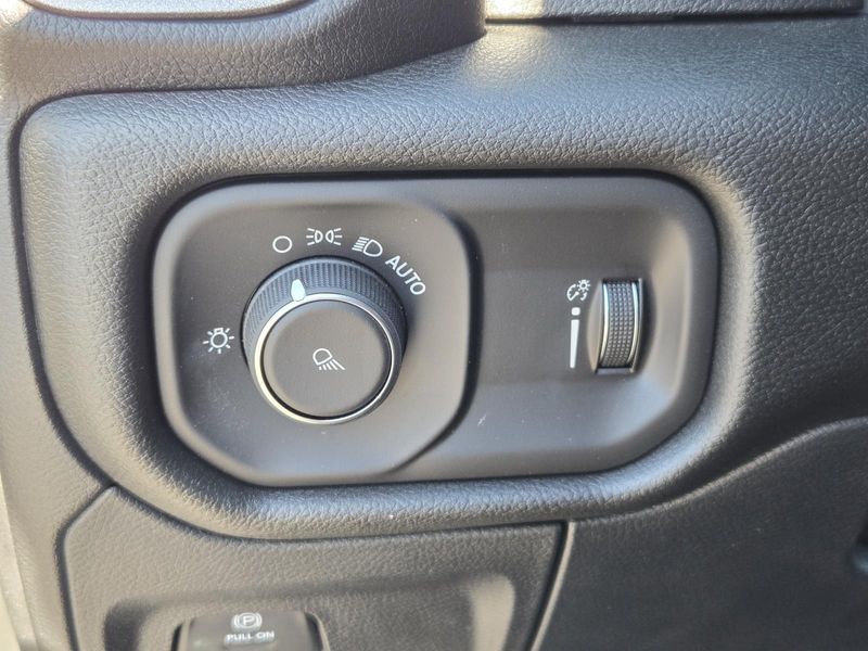 New 2026 RAM 1500 Tradesman Crew Cab 4x2 5'7' Box