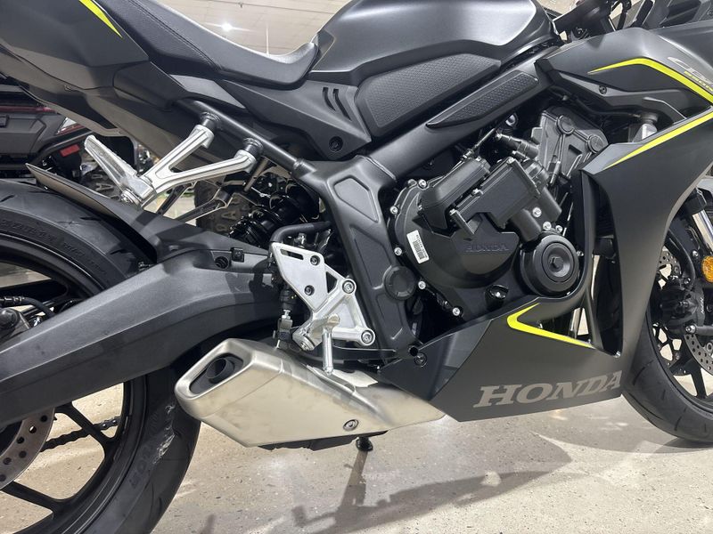 New 2026 Honda CBR650R E-CLUTCH Image 17