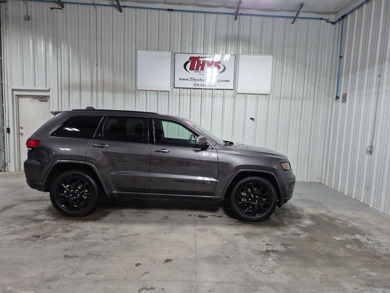 2021 Jeep Grand Cherokee Laredo XImage 2