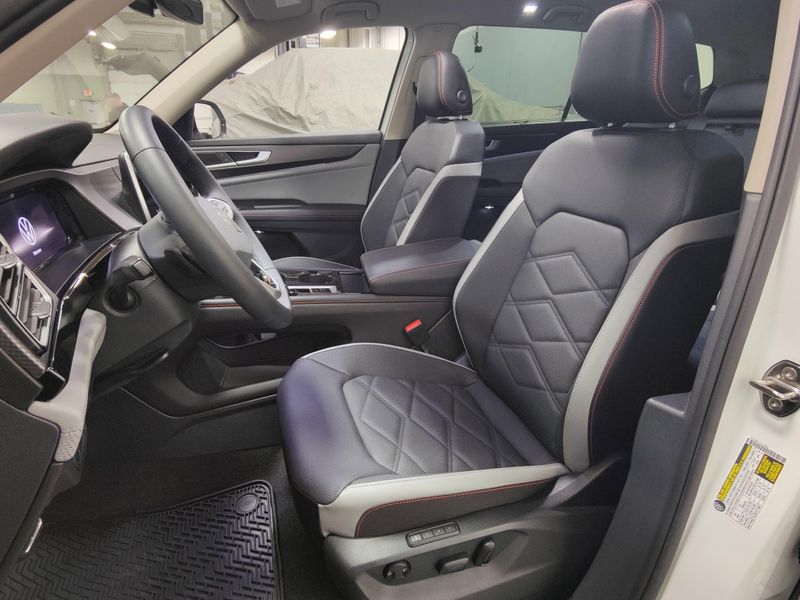 Used 2024 Volkswagen Atlas Peak Edition AWD SEL w/Sunroof/NavImage 19