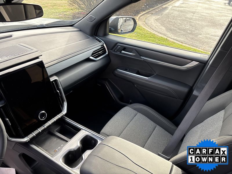 Used 2025 GMC Acadia FWD ElevationImage 29