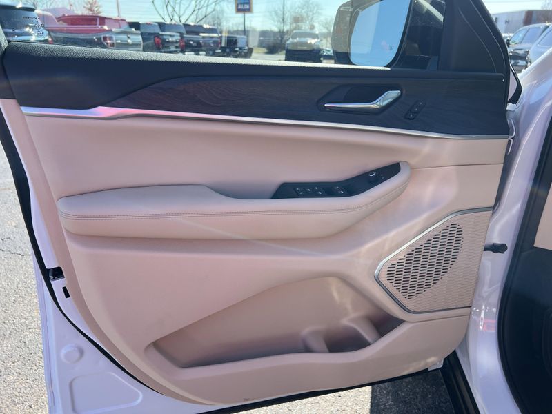 New 2026 Jeep Grand Cherokee L Limited 4x4Image 14