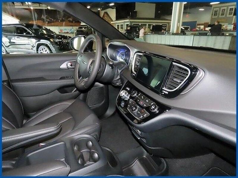 New 2025 Chrysler Voyager LXImage 6