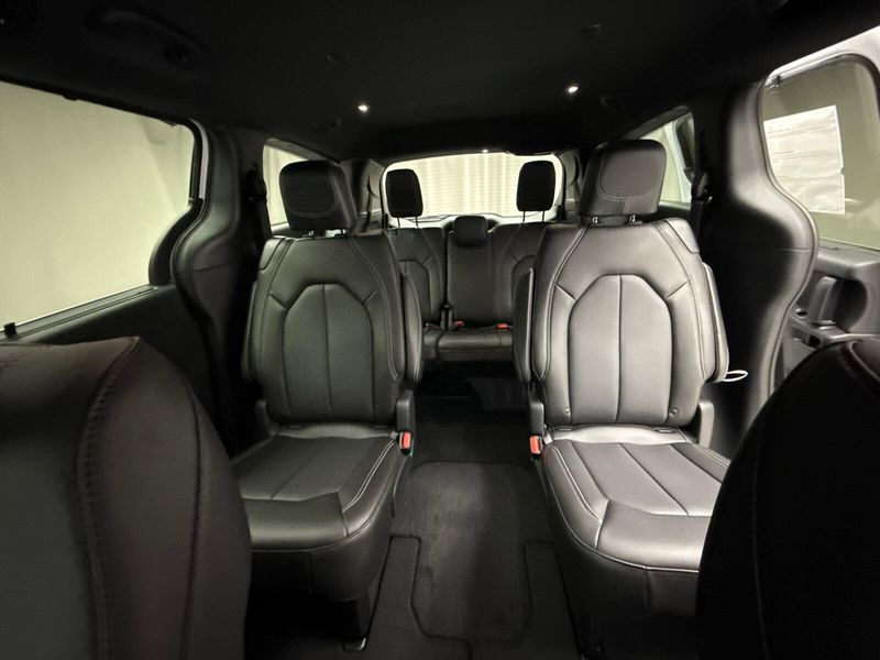 2025 Chrysler Pacifica SelectImage 15