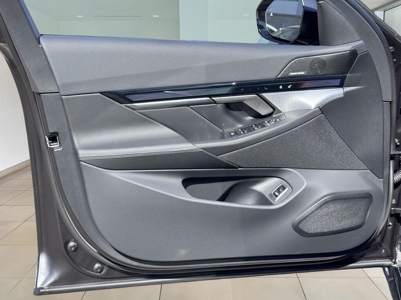 2025 BMW i5 xDrive40Image 18